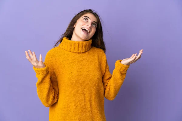 Jeune Femme Caucasienne Isolée Sur Fond Violet Souriant Beaucoup — Photo