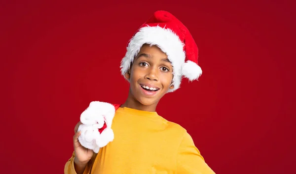 Niño Afroamericano Con Sombrero Navidad Sobre Fondo Rojo — Foto de Stock