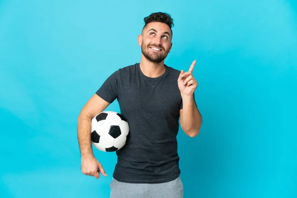 Giocatore Calcio Isolato Sfondo Blu Che Indica Una Grande Idea — Foto Stock