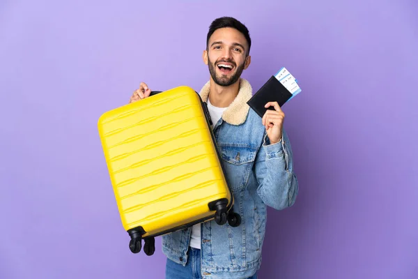 Jonge Blanke Man Geïsoleerd Blauwe Achtergrond Vakantie Met Koffer Paspoort — Stockfoto