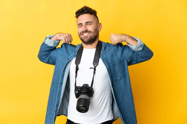 Photographer Man Isolated Yellow Background Doing Strong Gesture — Stock Photo, Image