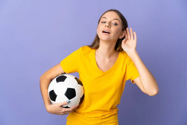 Jovem Jogador Lituano Futebol Mulher Isolado Fundo Roxo Ouvir Algo — Fotografia de Stock