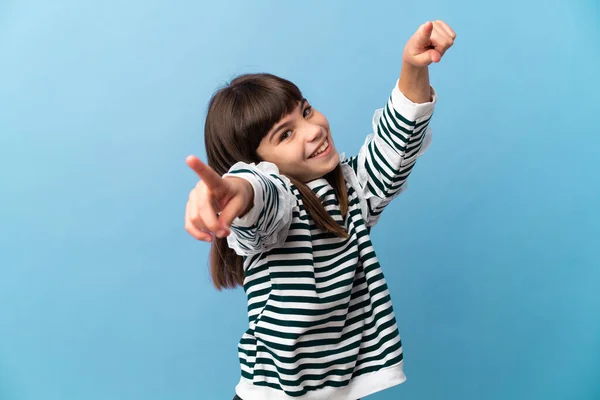 Menina Sobre Fundo Isolado Apontando Frente Com Expressão Feliz — Fotografia de Stock