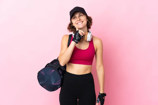 Mujer Deportiva Joven Con Bolsa Deporte Sobre Fondo Aislado Pensando —  Fotos de Stock