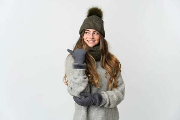 Mulher Caucasiana Jovem Com Chapéu Inverno Isolado Fundo Branco Apontando — Fotografia de Stock