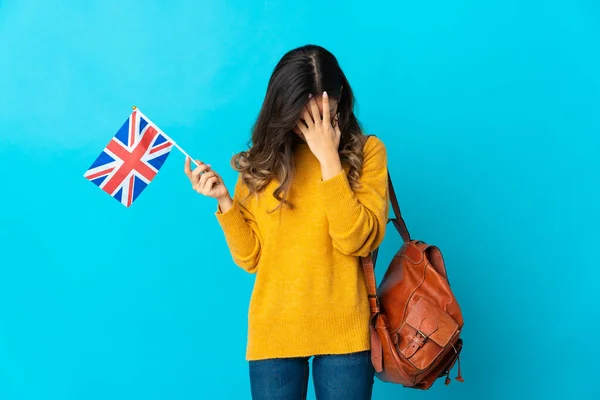 Mladá Hispánka Drží Vlajku Spojeného Království Izolované Modrém Pozadí Unaveným — Stock fotografie