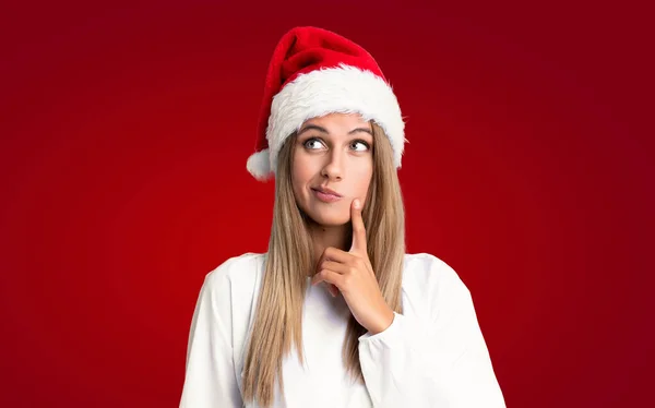 Fille Avec Chapeau Noël Sur Fond Isolé Penser Une Idée — Photo