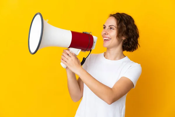 Jonge Engelse Vrouw Geïsoleerd Gele Achtergrond Schreeuwen Door Een Megafoon — Stockfoto