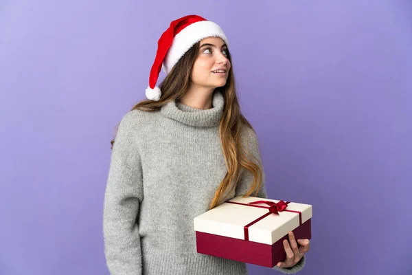 Flicka Med Jul Hatt Hålla Present Isolerad Vit Bakgrund Tänker — Stockfoto