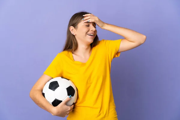 Молодая Литовская Футболистка Изолирована Фиолетовом Фоне Много Улыбаясь — стоковое фото