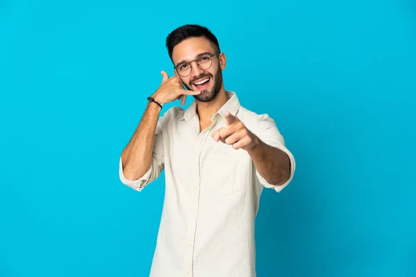 Jeune Homme Caucasien Isolé Sur Fond Bleu Faisant Geste Téléphone — Photo