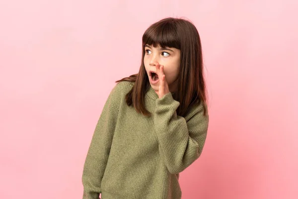 Menina Isolada Fundo Rosa Sussurrando Algo Com Gesto Surpresa Enquanto — Fotografia de Stock