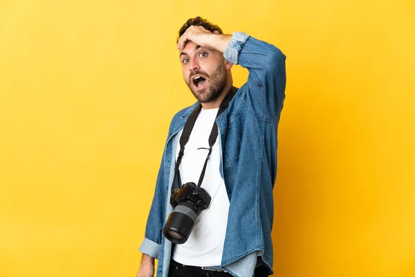 Fotograf Człowiek Odizolowany Żółtym Tle Robi Niespodziewany Gest Patrząc Bok — Zdjęcie stockowe