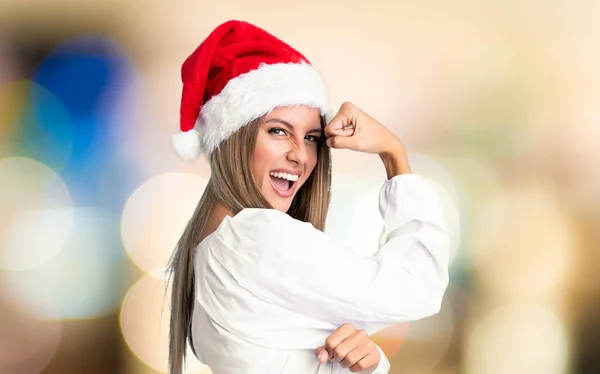 Ragazza Con Cappello Natale Fare Gesto Forte Sfondo Sfocato — Foto Stock