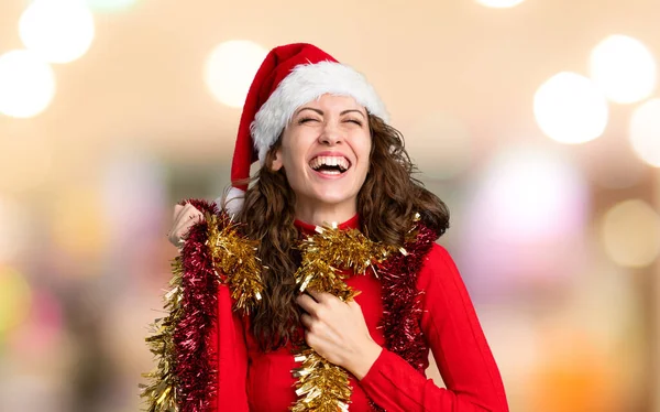 Fille Avec Chapeau Noël Sur Fond Flou — Photo