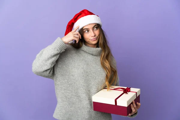 Fille Avec Chapeau Noël Tenant Cadeau Isolé Sur Fond Blanc — Photo