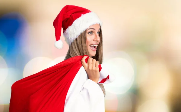 Giovane Donna Bionda Raccogliendo Una Borsa Piena Regali Vacanze Natale — Foto Stock