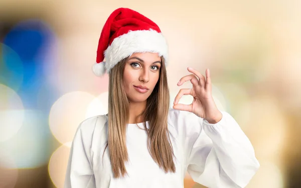 Fille Avec Chapeau Noël Montrant Signe Avec Les Doigts Sur — Photo