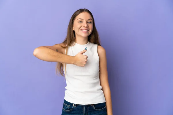 Jovem Lituana Mulher Isolada Fundo Roxo Dando Gesto Polegar Para — Fotografia de Stock