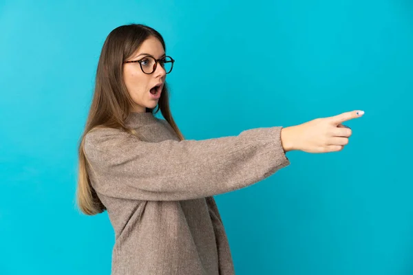 Genç Litvanyalı Kadın Mavi Arka Planda Izole Edilmiş — Stok fotoğraf