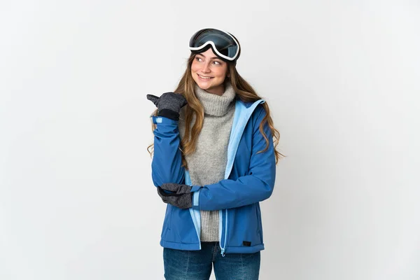 Chica Esquiadora Con Gafas Snowboard Aisladas Sobre Fondo Blanco Apuntando —  Fotos de Stock