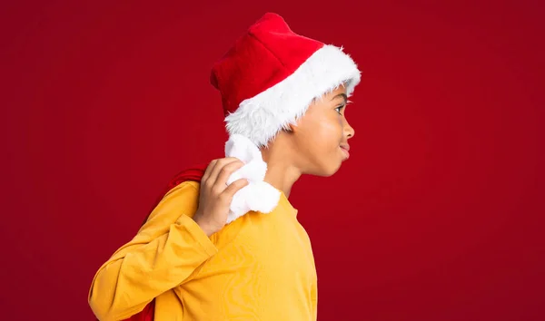 Niño Afroamericano Con Sombrero Navidad Tomando Una Bolsa Con Regalos — Foto de Stock