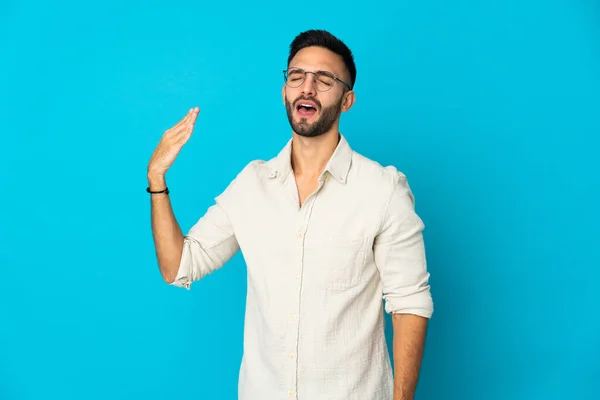 Joven Hombre Caucásico Aislado Sobre Fondo Azul Con Expresión Cansada — Foto de Stock