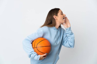 Basketbol oynayan Litvanyalı genç bir kadın beyaz arka planda izole edilmiş ve ağzı açık bağırıyor.