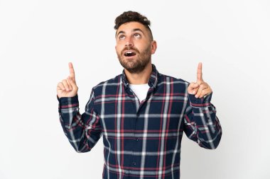 Beyaz arka planda izole edilmiş beyaz bir adam şaşırmış ve yukarı bakıyor.