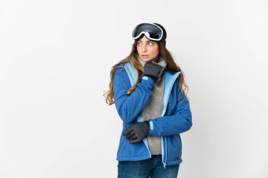 Snowboard gözlüklü kayakçı kız beyaz arka planda izole edilmiş. Şüpheleri ve düşünceleri var.