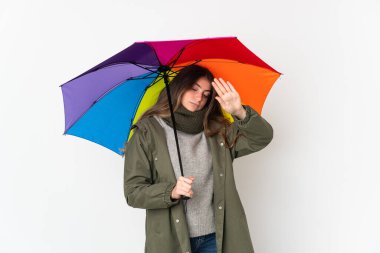 Beyaz arka planda şemsiye tutan beyaz bir kadın dur hareketi yapıyor ve hayal kırıklığına uğruyor.