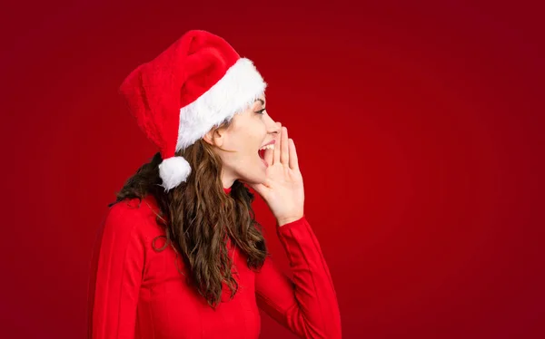 女の子とともにクリスマス帽子上の隔離された黄色の背景叫びとともに口全体オープン — ストック写真