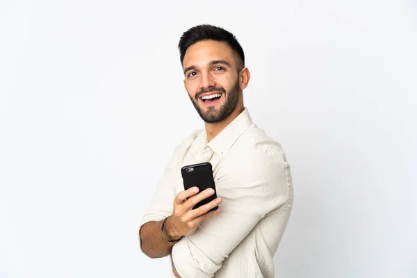 Joven Hombre Caucásico Aislado Sobre Fondo Blanco Sosteniendo Teléfono Móvil —  Fotos de Stock