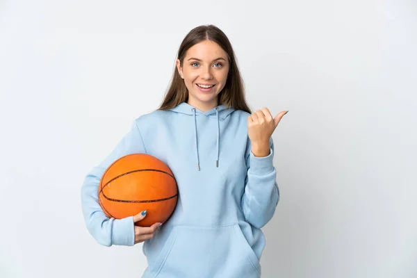 Jovem Lituana Jogando Basquete Isolado Fundo Branco Apontando Para Lado — Fotografia de Stock