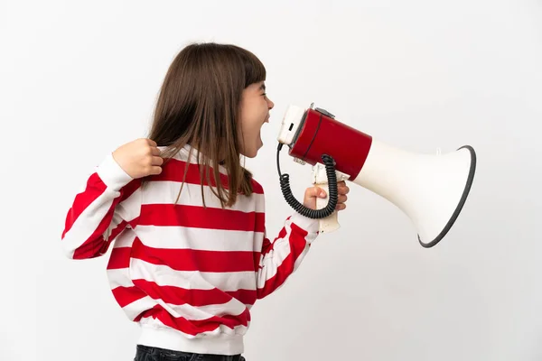 Маленька Дівчинка Ізольована Білому Тлі Кричить Через Мегафон Щоб Оголосити — стокове фото