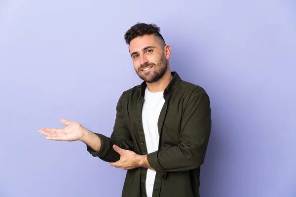 Hombre Caucásico Aislado Sobre Fondo Púrpura Presentando Una Idea Mientras —  Fotos de Stock