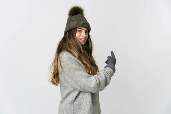Mulher Caucasiana Jovem Com Chapéu Inverno Isolado Fundo Branco Apontando — Fotografia de Stock