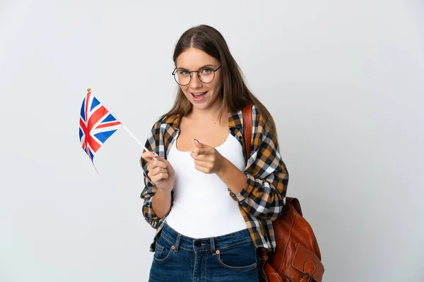 Молодая Литовская Женщина Флагом Великобритании Белом Фоне Указывая Фронт Улыбаясь — стоковое фото