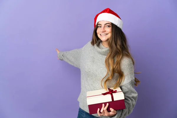 Fille Avec Chapeau Noël Tenant Cadeau Isolé Sur Fond Blanc — Photo