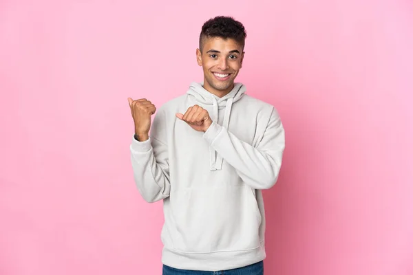Young Brazilian Man Isolated Pink Background Pointing Side Present Product — Stock Photo, Image