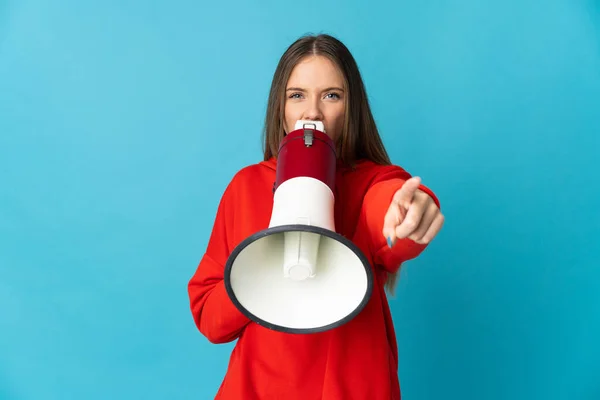 Jonge Litouwse Vrouw Geïsoleerd Blauwe Achtergrond Schreeuwen Door Een Megafoon — Stockfoto