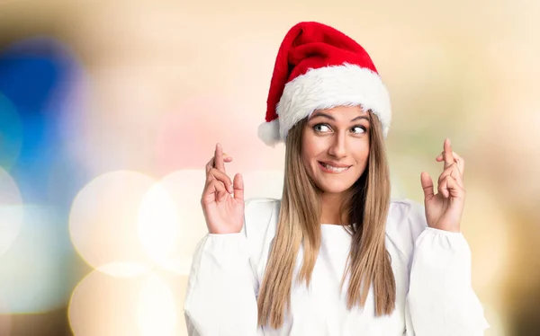 Odaklanmamış Arka Planda Parmakları Çapraz Olan Noel Şapkalı Kız — Stok fotoğraf