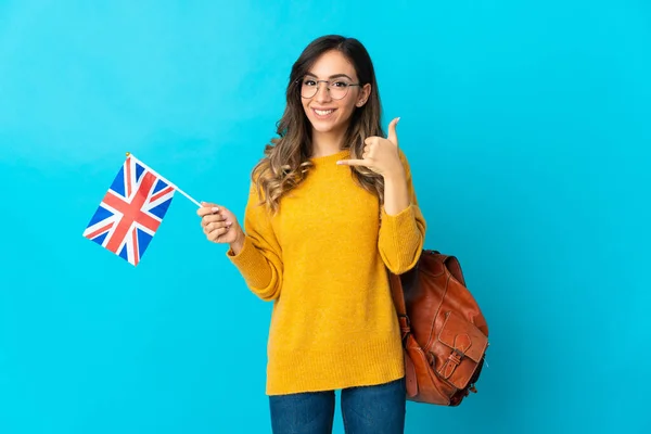 Mujer Hispana Joven Sosteniendo Una Bandera Del Reino Unido Aislada — Foto de Stock