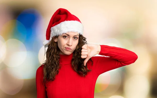 Meisje Met Kerst Hoed Tonen Duim Naar Beneden Teken Unfocused — Stockfoto