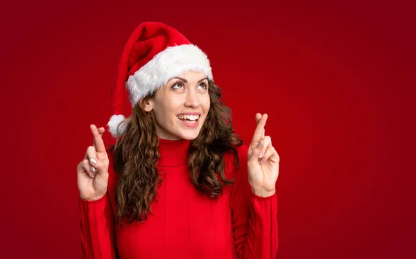 Meisje Met Kerst Hoed Geïsoleerde Gele Achtergrond Met Vingers Kruisen — Stockfoto