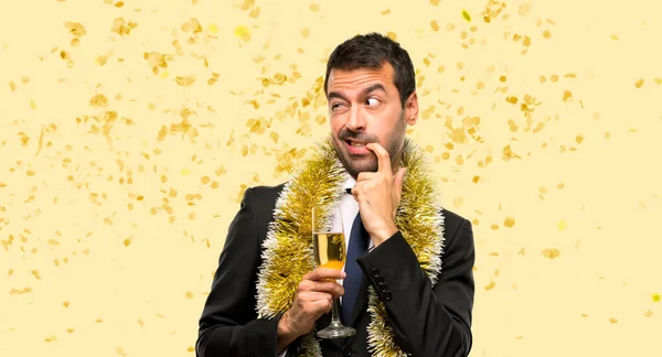 Mann Mit Champagner Feiert Neujahr Mit Zweifeln Während Auf Einer — Stockfoto