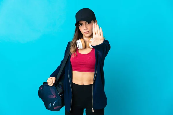 Νεαρή Αθλητική Γυναίκα Τσάντα Αθλητισμού Απομονώνονται Μπλε Φόντο Κάνοντας Χειρονομία — Φωτογραφία Αρχείου