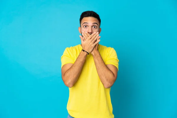 Young Caucasian Man Isolated Blue Background Covering Mouth Hands — Stock Photo, Image