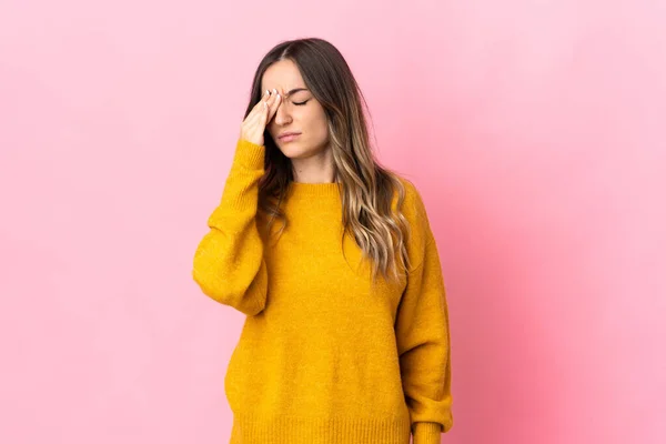 Giovane Donna Rumena Isolata Sfondo Rosa Con Mal Testa — Foto Stock