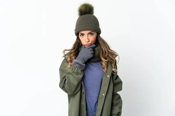 Kışlık Şapkalı Genç Kız Beyaz Arka Planda Izole Edilmiş Düşünüyor — Stok fotoğraf